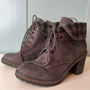 White Mountain Charcoal Women's Faux Suede Chunky Heel‎ Ankle Booties. Size 8.5.